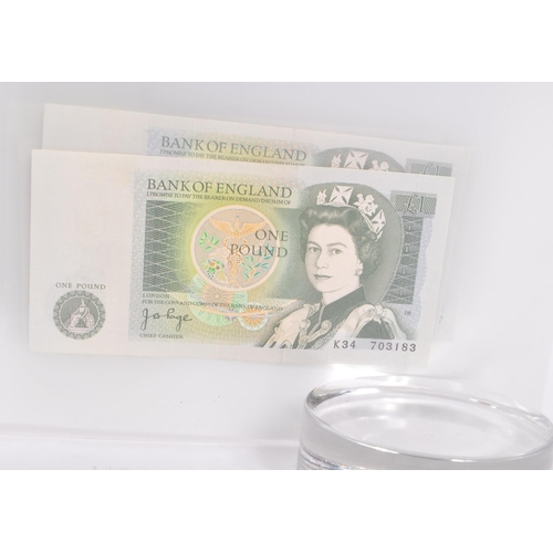 517 - A collection of uncirculated Bank of England £1 notes to include the following. Chief Cashier J B Pa... 