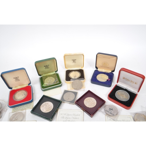 520 - A large collection of 20th Century British commemorative coins. The collection to include 10x 1981 H... 