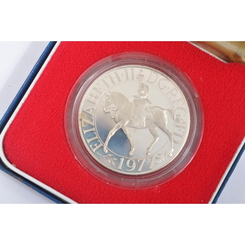 522 - A collection of 20th Century British commemorative coins. The collection to include x16 1977 Royal M... 