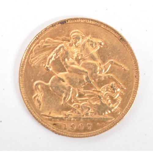 523 - United Kingdom - Edward VII, 22ct gold full sovereign, 1907. Reverse right profile of king reading E... 