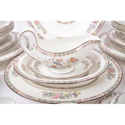 82 - Wedgwood Kutani Crane - A 20th Century bone china porcelain Wedgwood dinner / tea service in the Kut... 