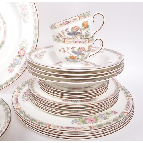 82 - Wedgwood Kutani Crane - A 20th Century bone china porcelain Wedgwood dinner / tea service in the Kut... 