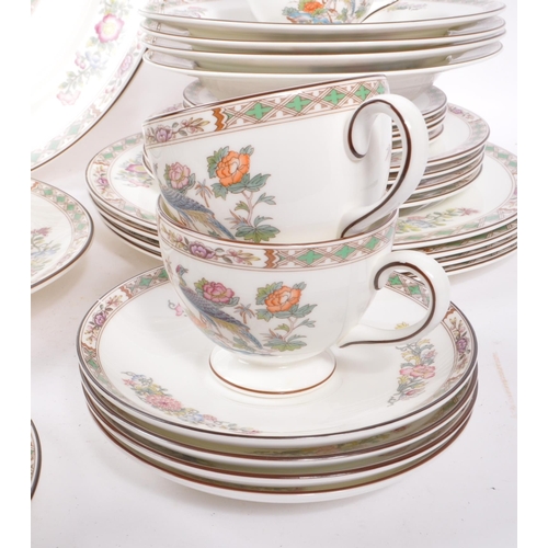 82 - Wedgwood Kutani Crane - A 20th Century bone china porcelain Wedgwood dinner / tea service in the Kut... 