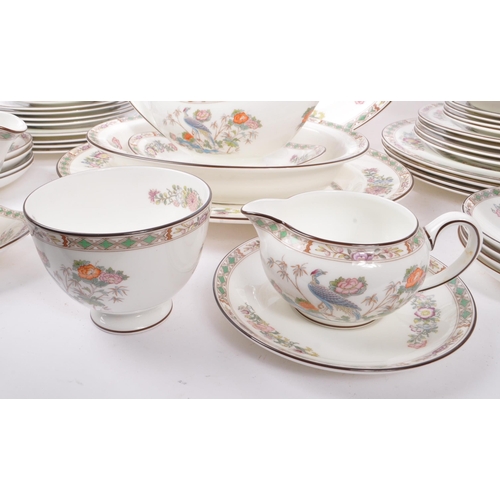 82 - Wedgwood Kutani Crane - A 20th Century bone china porcelain Wedgwood dinner / tea service in the Kut... 