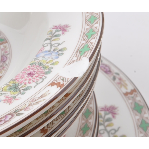 82 - Wedgwood Kutani Crane - A 20th Century bone china porcelain Wedgwood dinner / tea service in the Kut... 