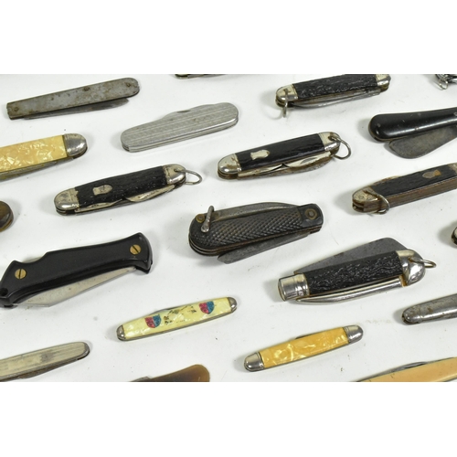 111 - A large collection of assorted pocket knives / pen knives and folding knives with assorted Mother of... 