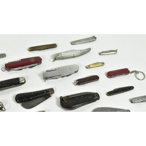 111 - A large collection of assorted pocket knives / pen knives and folding knives with assorted Mother of... 