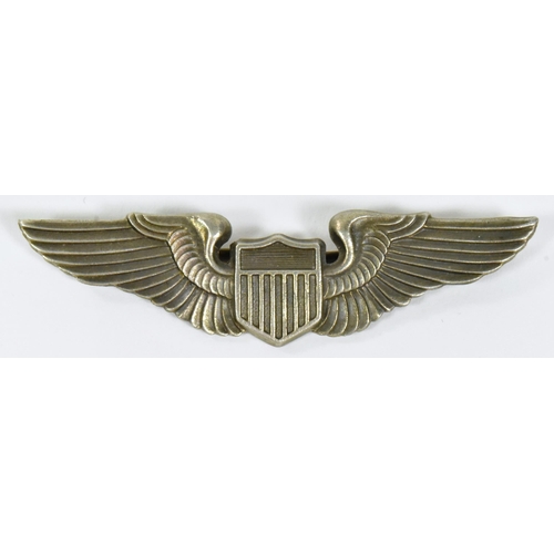 116 - A WWII Second World War USAAF United States Army Air Force pilot wings badge. Stylized wings with a ... 