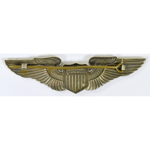 116 - A WWII Second World War USAAF United States Army Air Force pilot wings badge. Stylized wings with a ... 