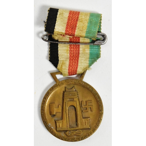 161 - A WWII Second World War Third Reich Nazi German Afrika Korps tricolour pith helmet badge, Afrika cam... 