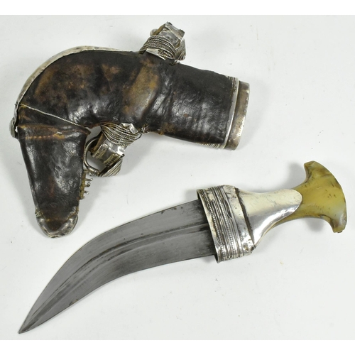 172 - An early 20th Century Middle Eastern / Omani Khanjar / Jambiya dagger. Waisted Rhino horn grip with ... 