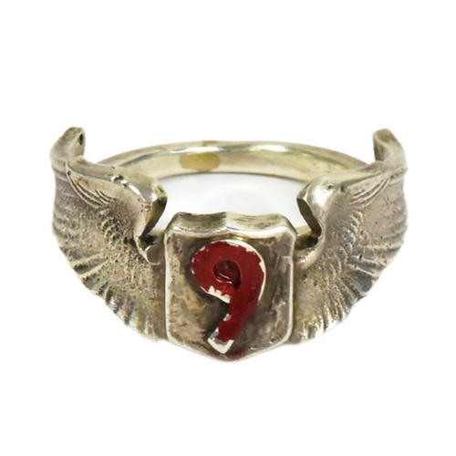 175 - A WWII Second World War US United States 9th Air Force pilots ring. A theatre made example in the fo... 