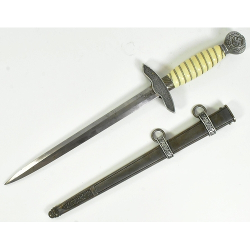 180 - A WWII Second World War Third Reich Nazi German Luftwaffe officers 2nd pattern parade dagger. The hi... 