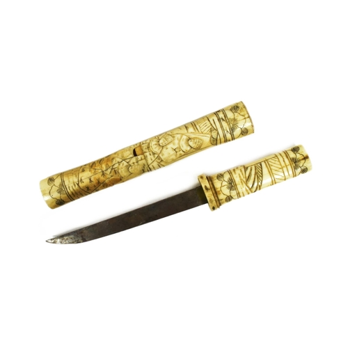 192 - A 20th Century Japanese Tanto knife / dagger with bone scrimshaw handle and scabbard. Extensively ca... 