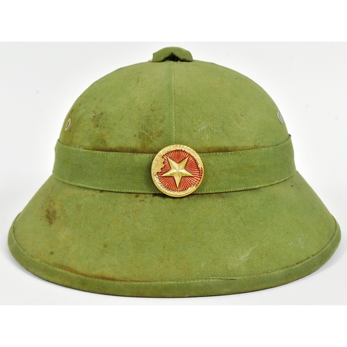 202 - A vintage Vietnam War era NVA North Vietnamese Army fibre pith helmet. Fiber mould with khaki cloth ... 