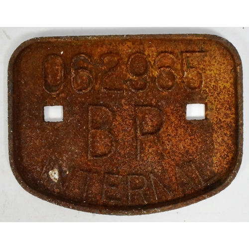 203 - Railwayana - a collection of x4 vintage cast iron wagon plates comprising; LNER Darlington 21 Tons 1... 