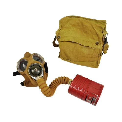 259 - An original WWII Second World War British Army issued Service Respirator / Gas Mask. Fabric lined ru... 