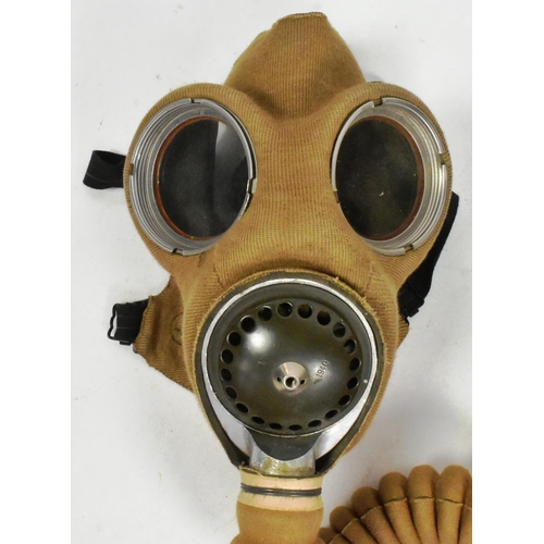 259 - An original WWII Second World War British Army issued Service Respirator / Gas Mask. Fabric lined ru... 