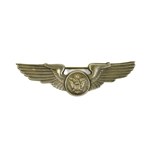 271 - A WWII Second World War USAAF United States Army Air Force pilot wings badge. Stylized wings with a ... 