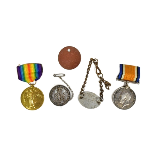 272 - A WWI First World War medal pair awarded to one 226089 Pnr W. B Mundy of the Royal Engineers compris... 