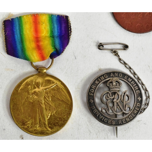 272 - A WWI First World War medal pair awarded to one 226089 Pnr W. B Mundy of the Royal Engineers compris... 