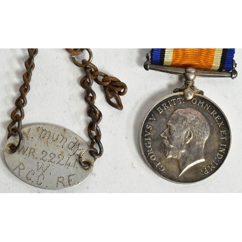 272 - A WWI First World War medal pair awarded to one 226089 Pnr W. B Mundy of the Royal Engineers compris... 