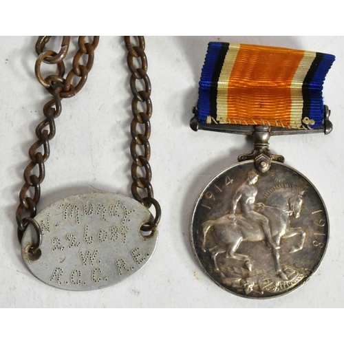 272 - A WWI First World War medal pair awarded to one 226089 Pnr W. B Mundy of the Royal Engineers compris... 