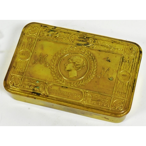 286 - A WWI First World War Princess Mary Christmas tin with a selection of military badges and buttons to... 