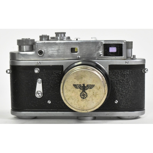 29 - A WWII Second World War Third Reich Nazi German Luftwaffe Leica camera. Stamped above the view finde... 