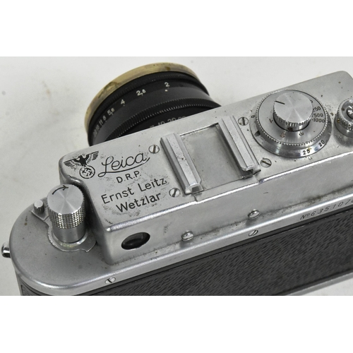 29 - A WWII Second World War Third Reich Nazi German Luftwaffe Leica camera. Stamped above the view finde... 