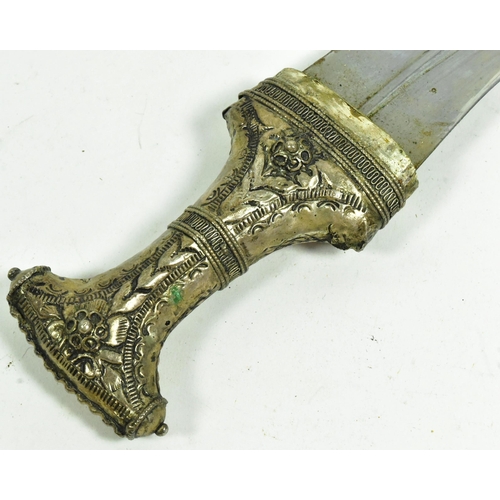 313 - An early 20th Century Middle Eastern / Omani Khanjar / Jambiya dagger. Pressed white metal grip with... 