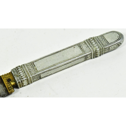 352 - An original Southern Arabia shafra / matwa dagger. Carved white metal grip, etched brass collar and ... 