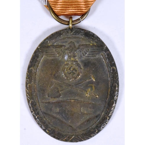 357 - A WWII Second World War Third Reich Nazi German West Wall medal, awarded to those who built the fort... 