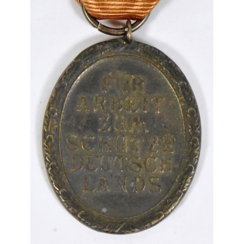 357 - A WWII Second World War Third Reich Nazi German West Wall medal, awarded to those who built the fort... 