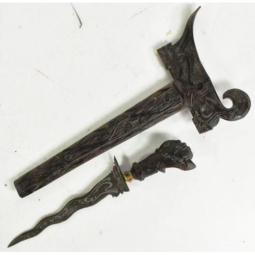 364 - An early 20th Century Indonesian Kris / Keris dagger with an intricately carved hilt and scabbard, g... 