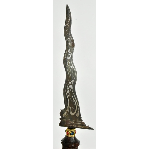 364 - An early 20th Century Indonesian Kris / Keris dagger with an intricately carved hilt and scabbard, g... 