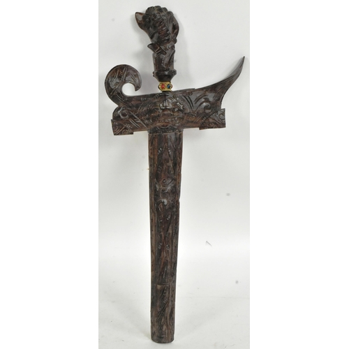 364 - An early 20th Century Indonesian Kris / Keris dagger with an intricately carved hilt and scabbard, g... 