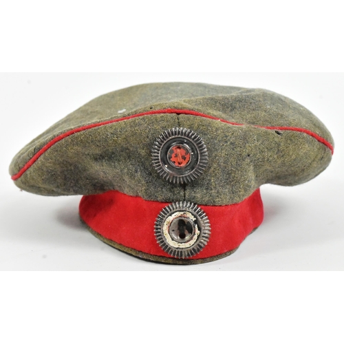 390 - A WWI First World War Imperial German / Prussian Infantry feldmutze / field cap. Green wool with a r... 