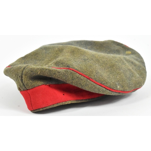 390 - A WWI First World War Imperial German / Prussian Infantry feldmutze / field cap. Green wool with a r... 