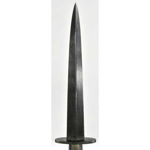 42 - An original 3rd pattern FS Fairbairn Sykes British Commando dagger. Raised disk shaped pommel, ribbe... 