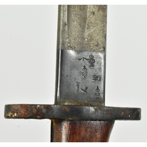 54 - A WWI First World War British 1907 pattern Enfield rifle bayonet. Hooked pommel with working press s... 