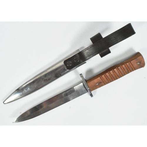 94 - A WWI First World War Imperial German / Prussian Army style trench combat fighting knife. Ribbed woo... 