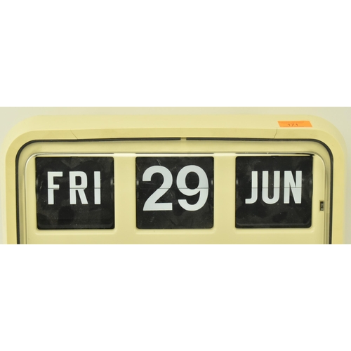 171 - Grayson Quartz - A late 20th century vintage perpetual wall clock and calendar of plastic constructi... 
