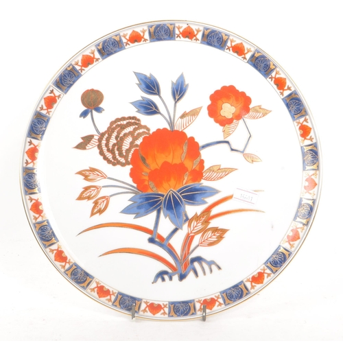 183 - Fukagawa Koransha - A pair of Japanese Fukagawa Koransha decorative china wall plates, alongside two... 