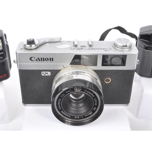 272 - A collection of late 20th century 35mm and other compact film point and shoot cameras. The collectio... 