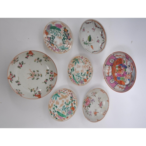 28 - A collection of early 19th Century and later Chinese porcelain small trinket dishes / bowls each hav... 