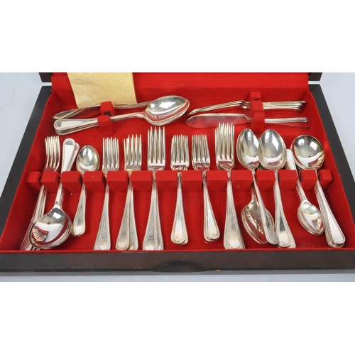 289 - Francis Greaves & Sons - A late 20th century circa 1980s Sheffield canteen of EPNS silver plate cutl... 