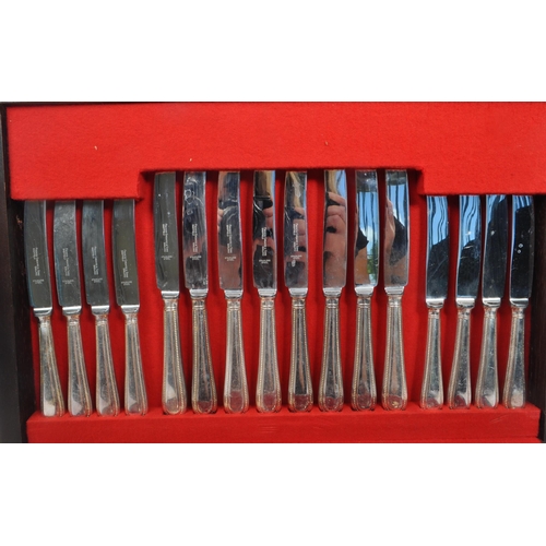 289 - Francis Greaves & Sons - A late 20th century circa 1980s Sheffield canteen of EPNS silver plate cutl... 