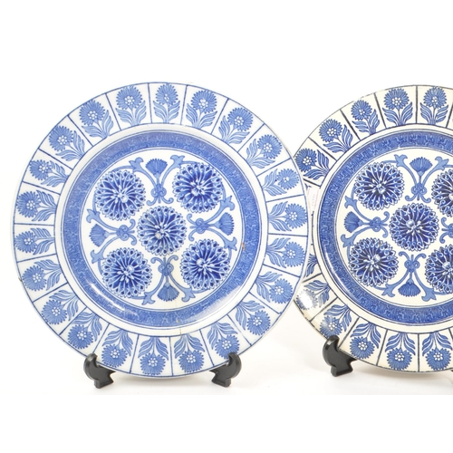 36 - 19th century Wedgwood Marigold blue and white plates. With repeating floral and folate pattern, and ... 