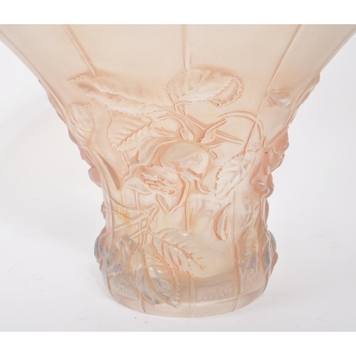 45 - Josef Inwald - An early 20th century 1920s Art Deco Josef Inwald Czech studio art glass vase. The va... 